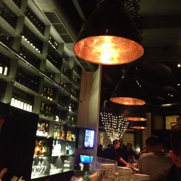 รูปภาพถ่ายที่ Time Restaurant &amp; Bar โดย Irineja C. เมื่อ 2/5/2014