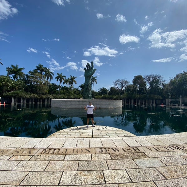 Снимок сделан в Мемориал Холокоста в Еврейской федерации Большого Майами пользователем Tibu S. 2/19/2021
