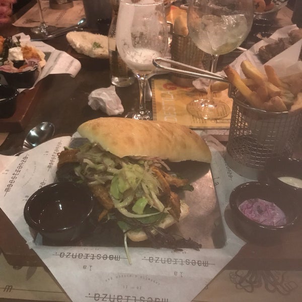 7/5/2018 tarihinde Tibu S.ziyaretçi tarafından La Maestranza Sandwich &amp; Burger Bar'de çekilen fotoğraf
