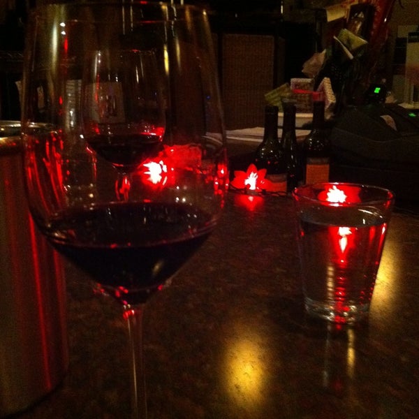 12/8/2013 tarihinde Christopher W.ziyaretçi tarafından Vino Bello Wine Bar &amp; Shop'de çekilen fotoğraf