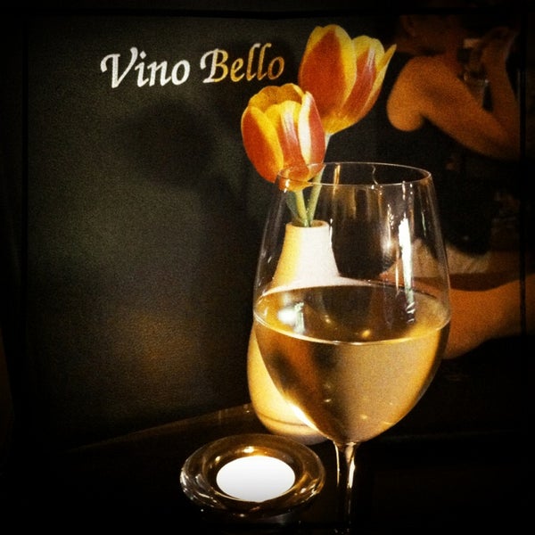 8/24/2013 tarihinde Christopher W.ziyaretçi tarafından Vino Bello Wine Bar &amp; Shop'de çekilen fotoğraf