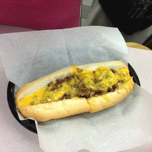 Foto scattata a Direct From Philly Cheesesteaks da Theresa il 1/5/2013