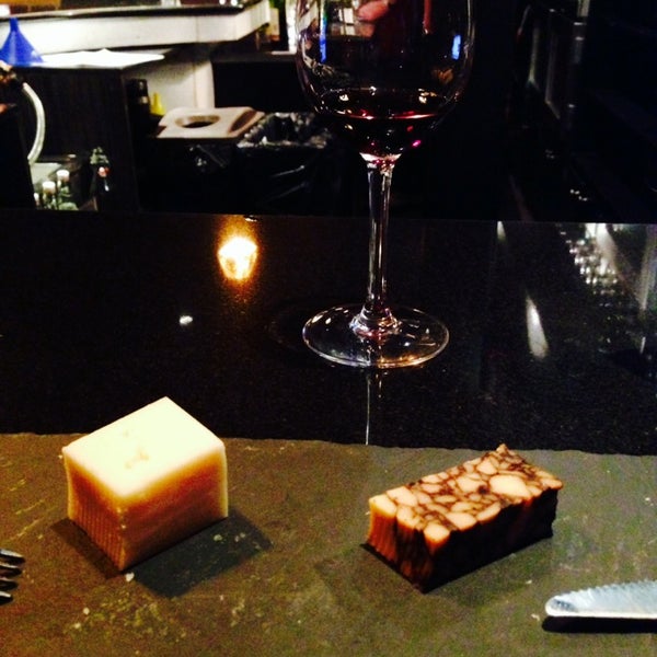 3/9/2014 tarihinde Inna K.ziyaretçi tarafından Veritas Wine Bar'de çekilen fotoğraf