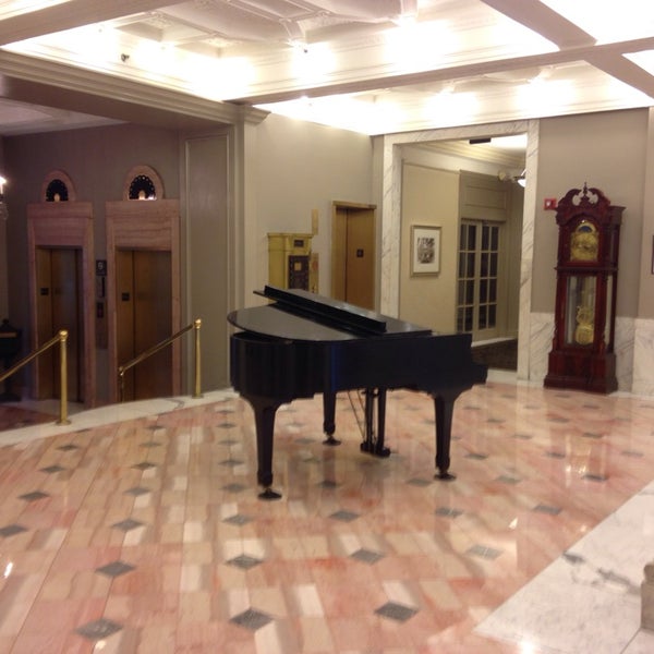 Foto diambil di Hampton Inn &amp; Suites oleh Bill D. pada 11/16/2014