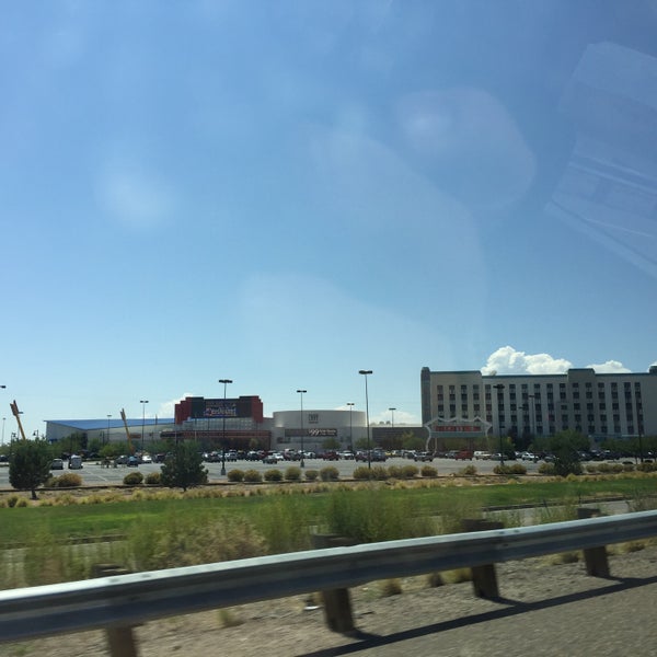 Foto tirada no(a) Route 66 Casino Hotel por Sarina A. em 8/30/2015