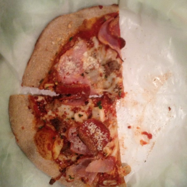 Foto tirada no(a) The Healthy Pizza Company por Hector M. em 1/27/2013