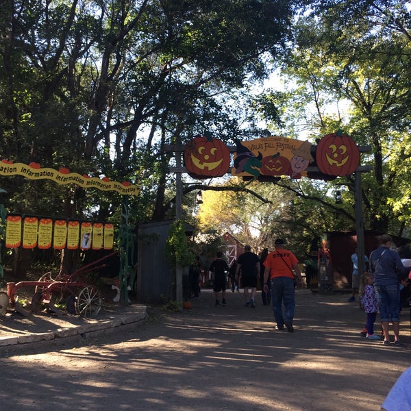 Foto tirada no(a) Vala&#39;s Pumpkin Patch &amp; Apple Orchard por Joshua T. em 10/12/2015