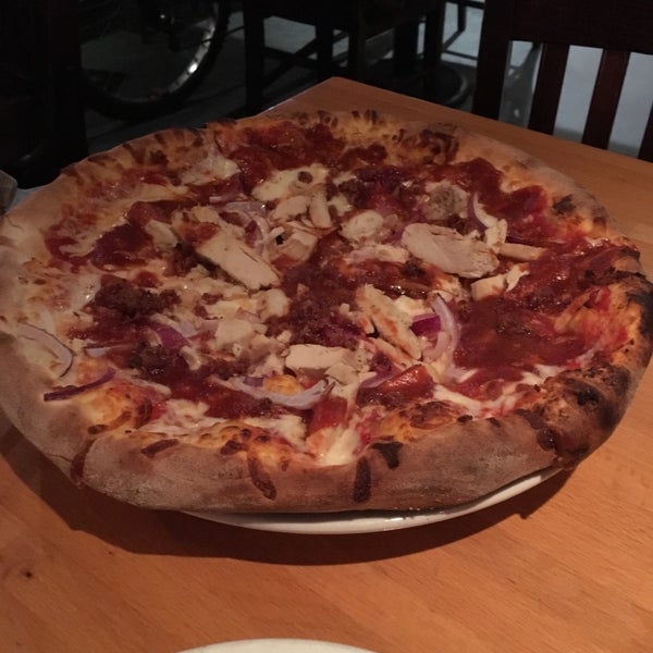 รูปภาพถ่ายที่ Belltown Pizza โดย Chad เมื่อ 4/5/2017