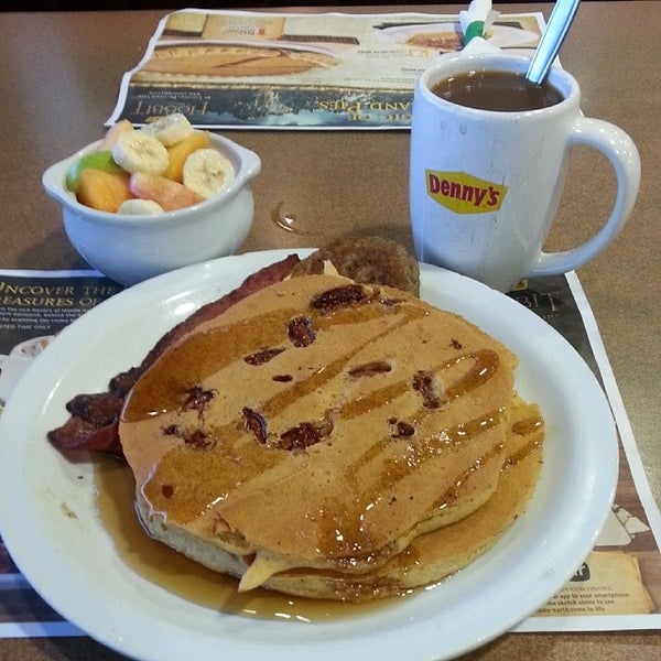 Photo taken at Denny&#39;s by Denise D. on 11/12/2013