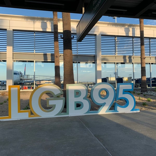 Foto tirada no(a) Long Beach Airport (LGB) por Zacky M. em 8/26/2019