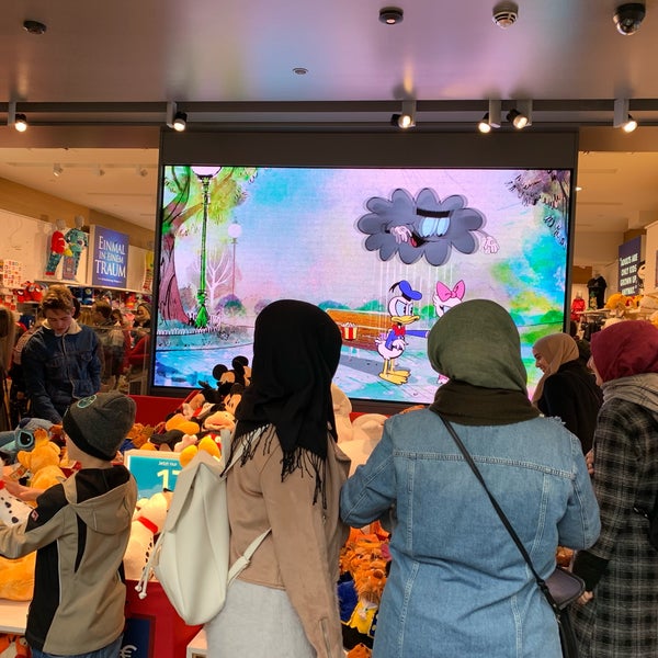 11/3/2018 tarihinde Zacky M.ziyaretçi tarafından Disney Store'de çekilen fotoğraf