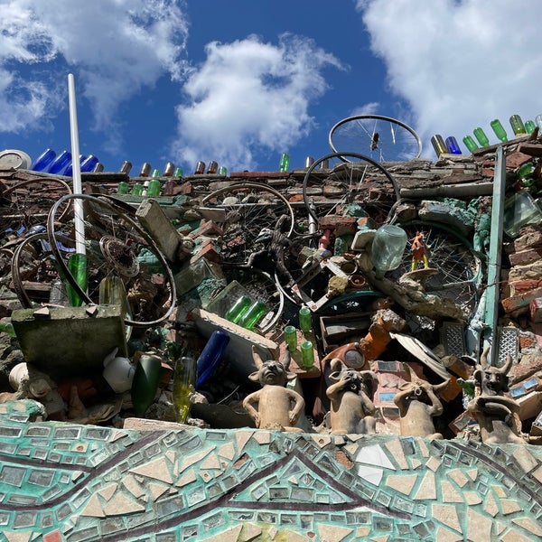 Foto diambil di Philadelphia&#39;s Magic Gardens oleh Zacky M. pada 4/24/2023