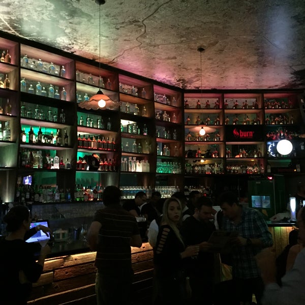 9/27/2015 tarihinde João M.ziyaretçi tarafından Bar Aurora'de çekilen fotoğraf