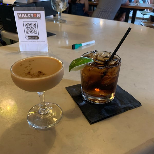 7/4/2021에 Gaurav S.님이 Halcyon Coffee, Bar &amp; Lounge에서 찍은 사진