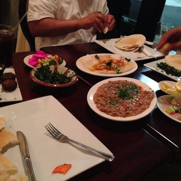 Foto tomada en Al Salam Restaurant and Market  por Khalid el 6/13/2013