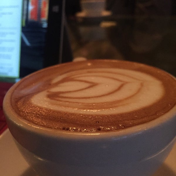 Foto diambil di Bow Truss Coffee oleh Monique W. pada 12/18/2015