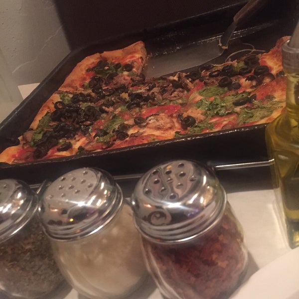 Foto tirada no(a) Renaldi&#39;s Pizza por Monique W. em 8/3/2015
