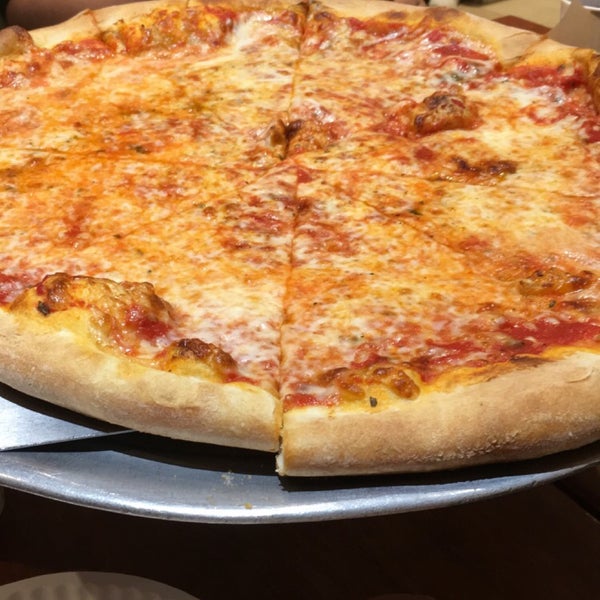Снимок сделан в Louie&#39;s Pizzeria пользователем Ed 9/14/2018