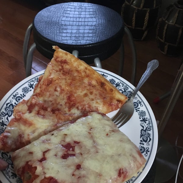 Foto scattata a Gaby&#39;s Pizza da Ed il 4/15/2018