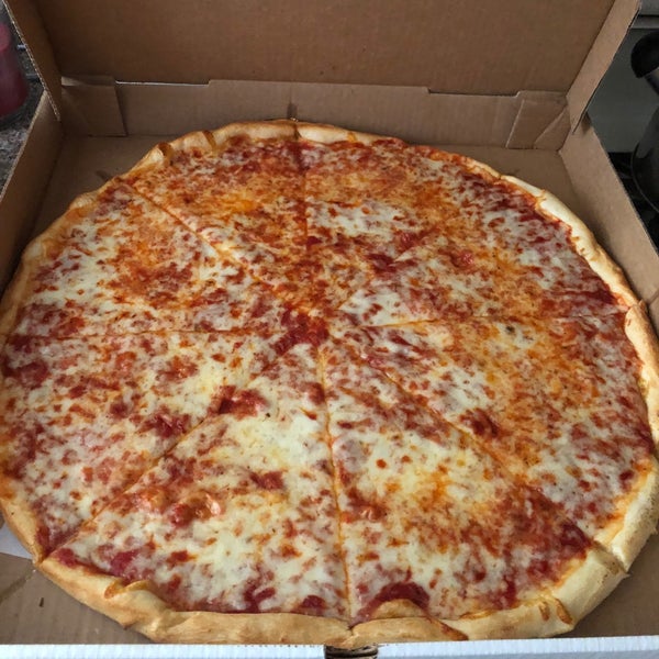 Foto diambil di Gaby&#39;s Pizza oleh Ed pada 4/8/2022