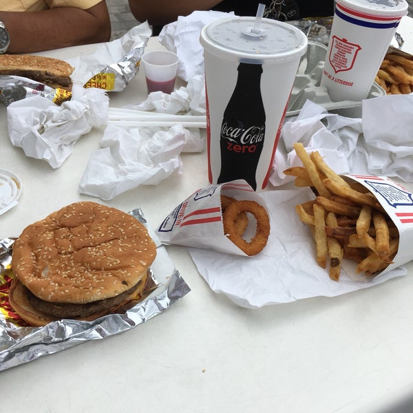 Das Foto wurde bei All American Hamburger Drive In von Ed am 9/18/2017 aufgenommen