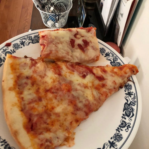 Foto tomada en Gaby&#39;s Pizza  por Ed el 9/22/2019