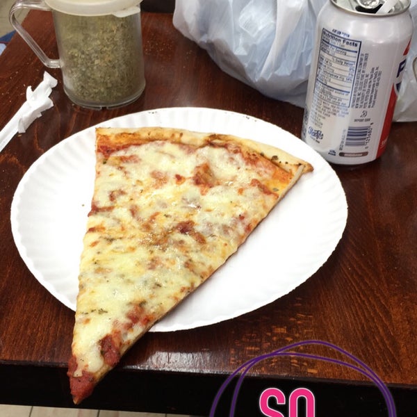 Foto scattata a Famous Ben&#39;s Pizza of SoHo da Ed il 5/1/2018