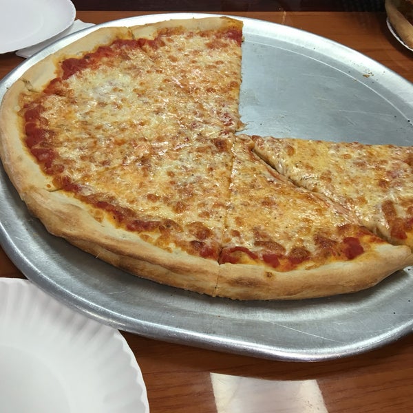 Photo taken at Fresh Meadows Pizzeria and Restaurant by Ed on 5/13/2016