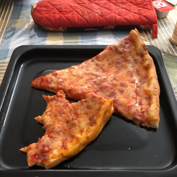 Foto diambil di Gaby&#39;s Pizza oleh Ed pada 9/30/2019