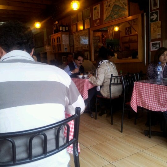 Foto diambil di Napoli Pizza &amp; Pasta oleh Elias C. pada 9/28/2012
