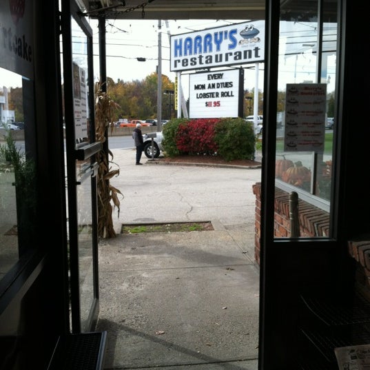 รูปภาพถ่ายที่ Harry&#39;s Restaurant โดย Toni เมื่อ 10/23/2012