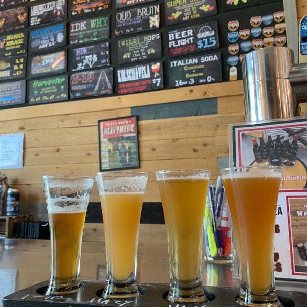 รูปภาพถ่ายที่ Coachella Valley Brewing Company โดย Jeff เมื่อ 6/28/2019