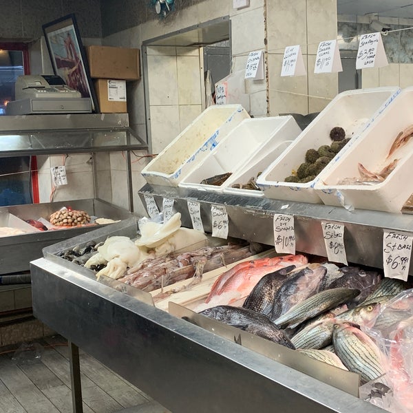 Foto scattata a Astoria Seafood da Victoria U. il 3/19/2021