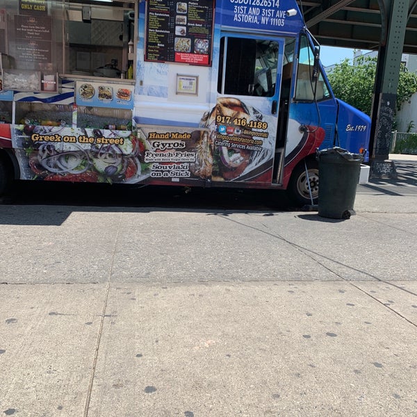 Foto tirada no(a) King Souvlaki of Astoria por Victoria U. em 6/23/2019