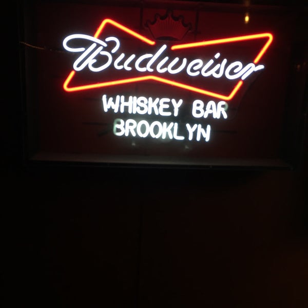Foto tirada no(a) The Whiskey Brooklyn por Victoria U. em 5/19/2016