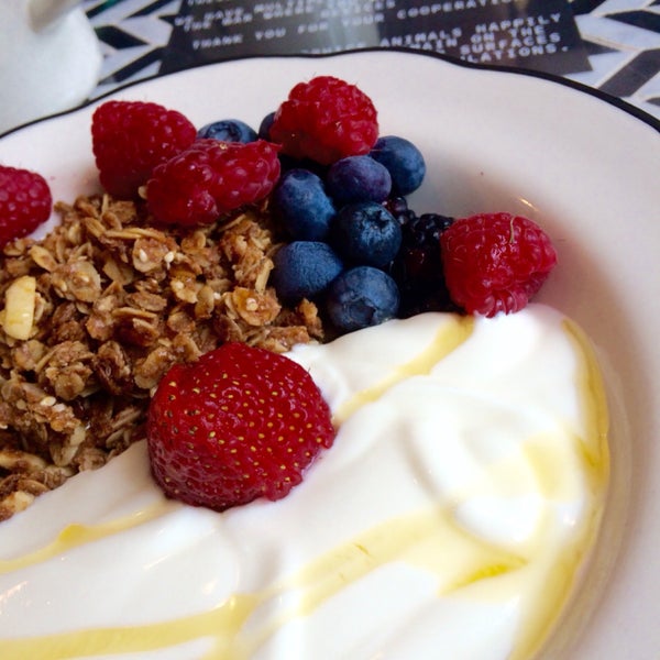 Jane's granola with fruit yogurt and honey: a tasty and friendly little fist bump to get you ready for your day