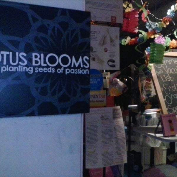 Das Foto wurde bei Lotus Blooms von J. Aron H. am 8/30/2013 aufgenommen
