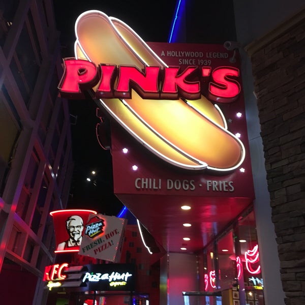 รูปภาพถ่ายที่ Pink&#39;s Hot Dogs โดย Nancy H. เมื่อ 9/11/2016