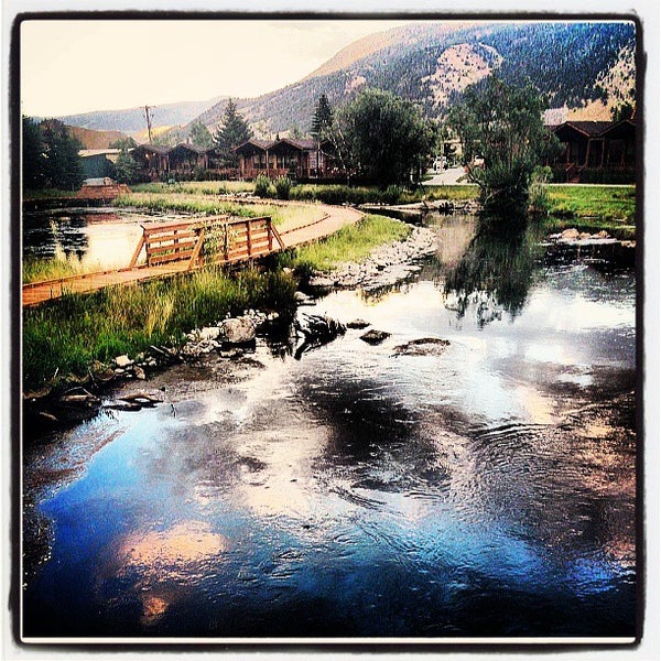รูปภาพถ่ายที่ Rustic Inn Creekside Resort &amp; Spa at Jackson Hole โดย Gabriela D. เมื่อ 8/2/2013