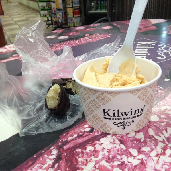 Das Foto wurde bei Kilwins Chocolates and Ice Cream von Megan C. am 2/14/2015 aufgenommen