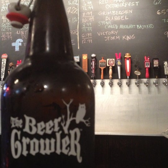 Foto tomada en The Beer Growler  por Sarah T. el 11/10/2012