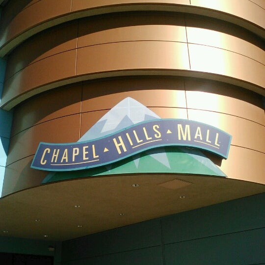 รูปภาพถ่ายที่ Chapel Hills Mall โดย Jay B. เมื่อ 11/13/2012