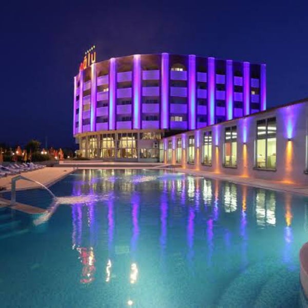 รูปภาพถ่ายที่ Oruçoğlu Thermal Resort โดย Tuncay C. เมื่อ 11/23/2022