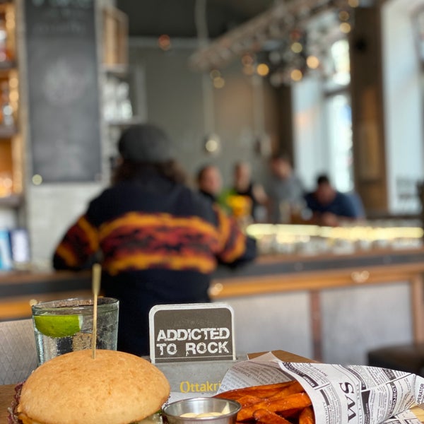 Foto scattata a Addicted to Rock Bar &amp; Burger da Eng. Ammar il 7/29/2022