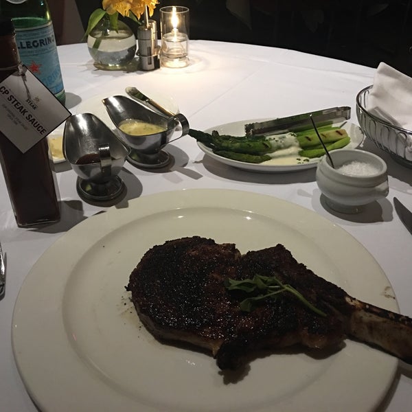 Foto tirada no(a) Charlie Palmer Steak por Missy K. em 8/29/2016