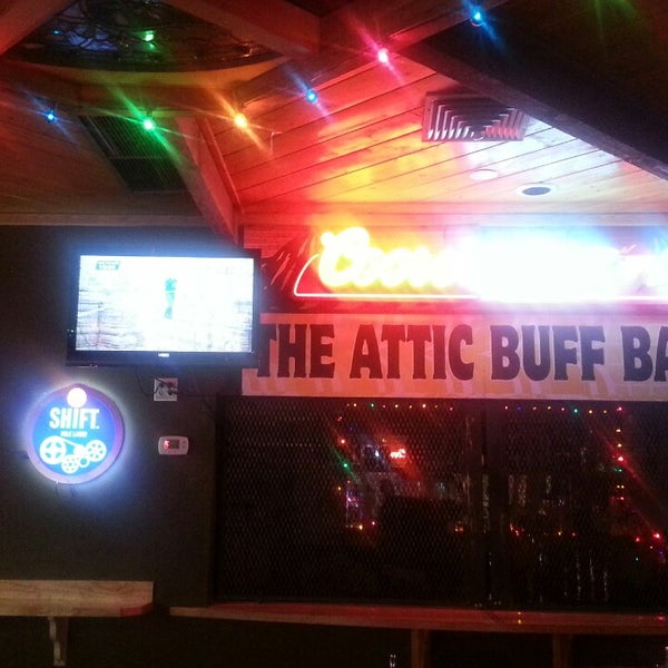 Foto tirada no(a) Attic Bar &amp; Bistro por Andrew V. em 6/24/2013