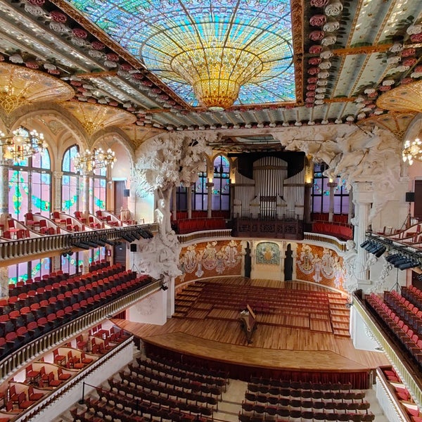 รูปภาพถ่ายที่ Palau de la Música Catalana โดย Alberto x. เมื่อ 12/9/2023