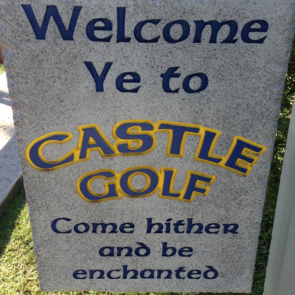 รูปภาพถ่ายที่ Castle Golf โดย Zach B. เมื่อ 12/27/2012