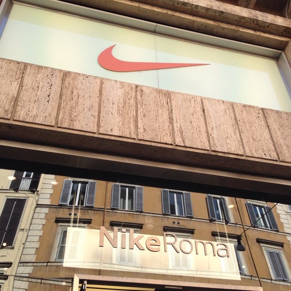 Comprensión personalizado Convencional Nike Store - Sporting Goods Shop in Campo Marzio