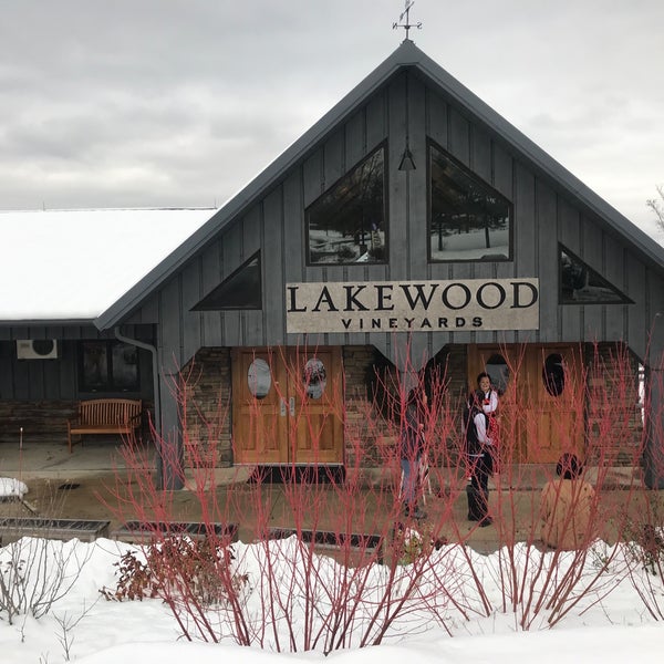 Foto scattata a Lakewood Vineyards da Alyssa P. il 11/17/2018